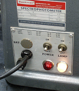 photo of the on/off switch of the beckman spectrophotometer